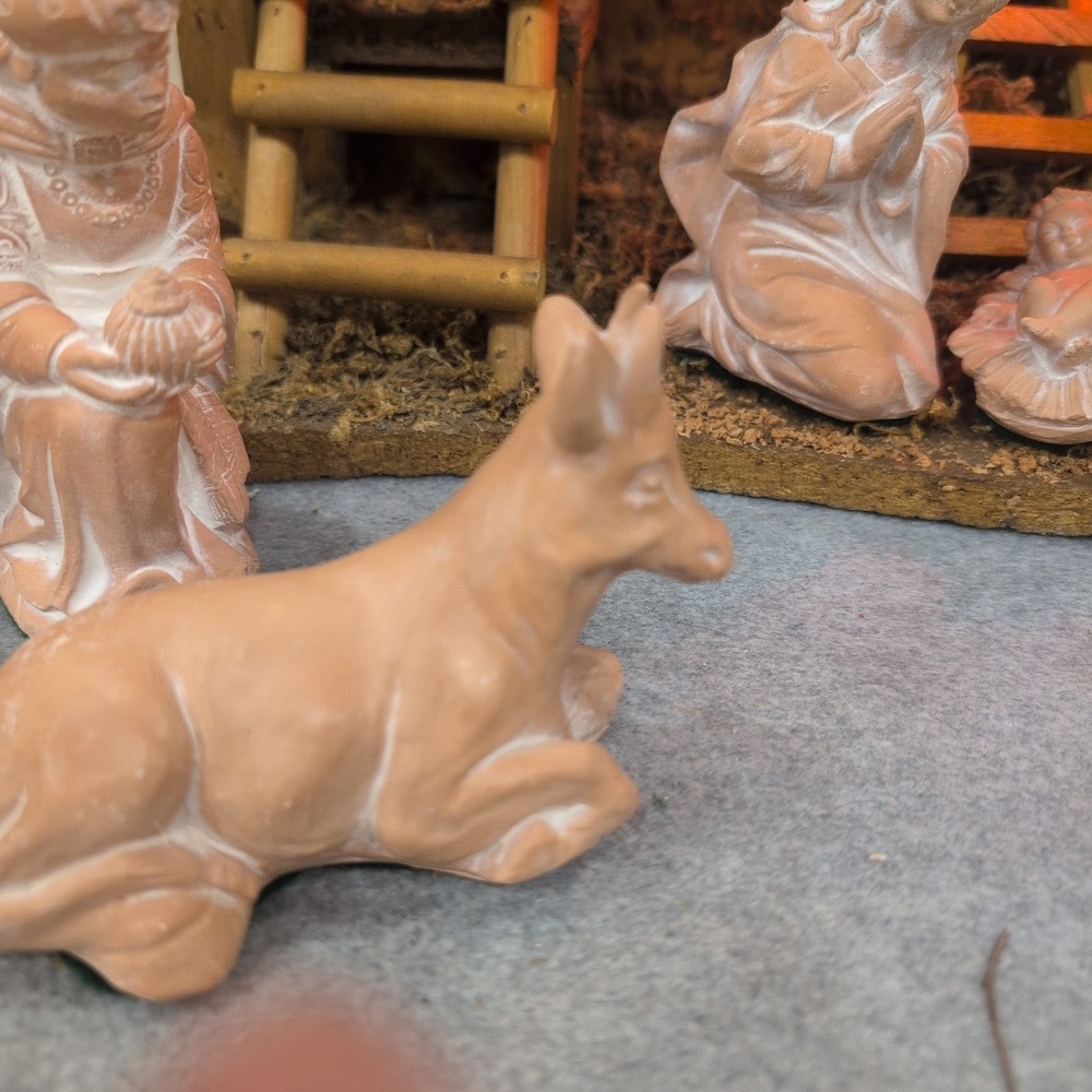 Lighted Wooden Nativity Stable with 11 Terracotta Style Figurines Christmas Set - Picture 4 of 16